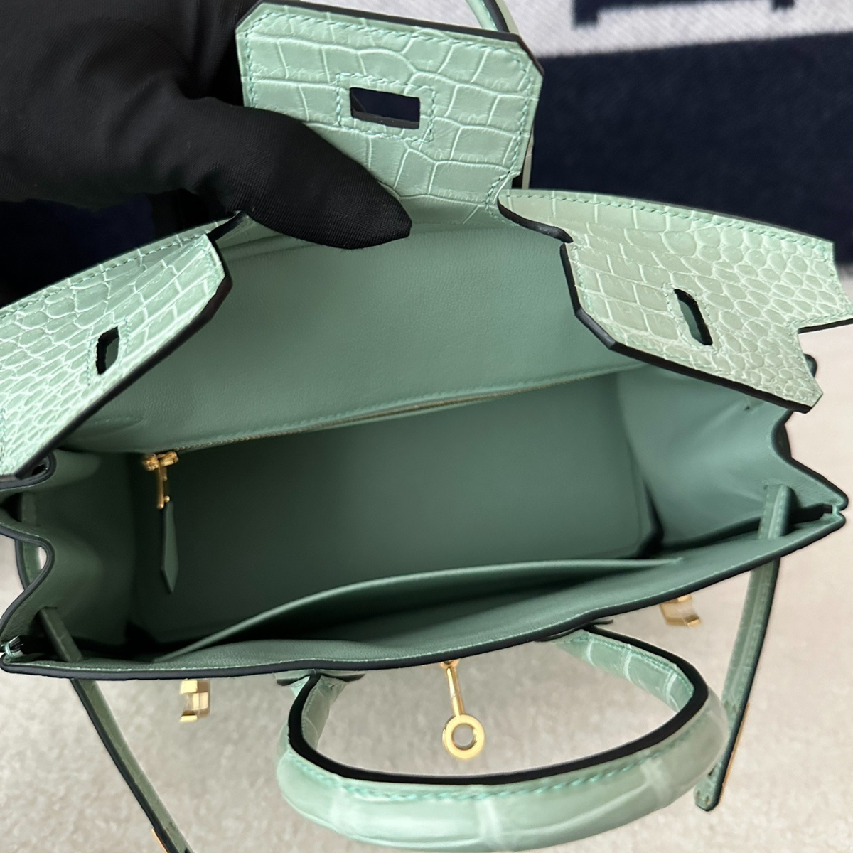 HERMÈS SET – KELLY 28 VERT D’EAU ALLIGATOR LIMITED EDITION & ORAN SANDALS GREEN