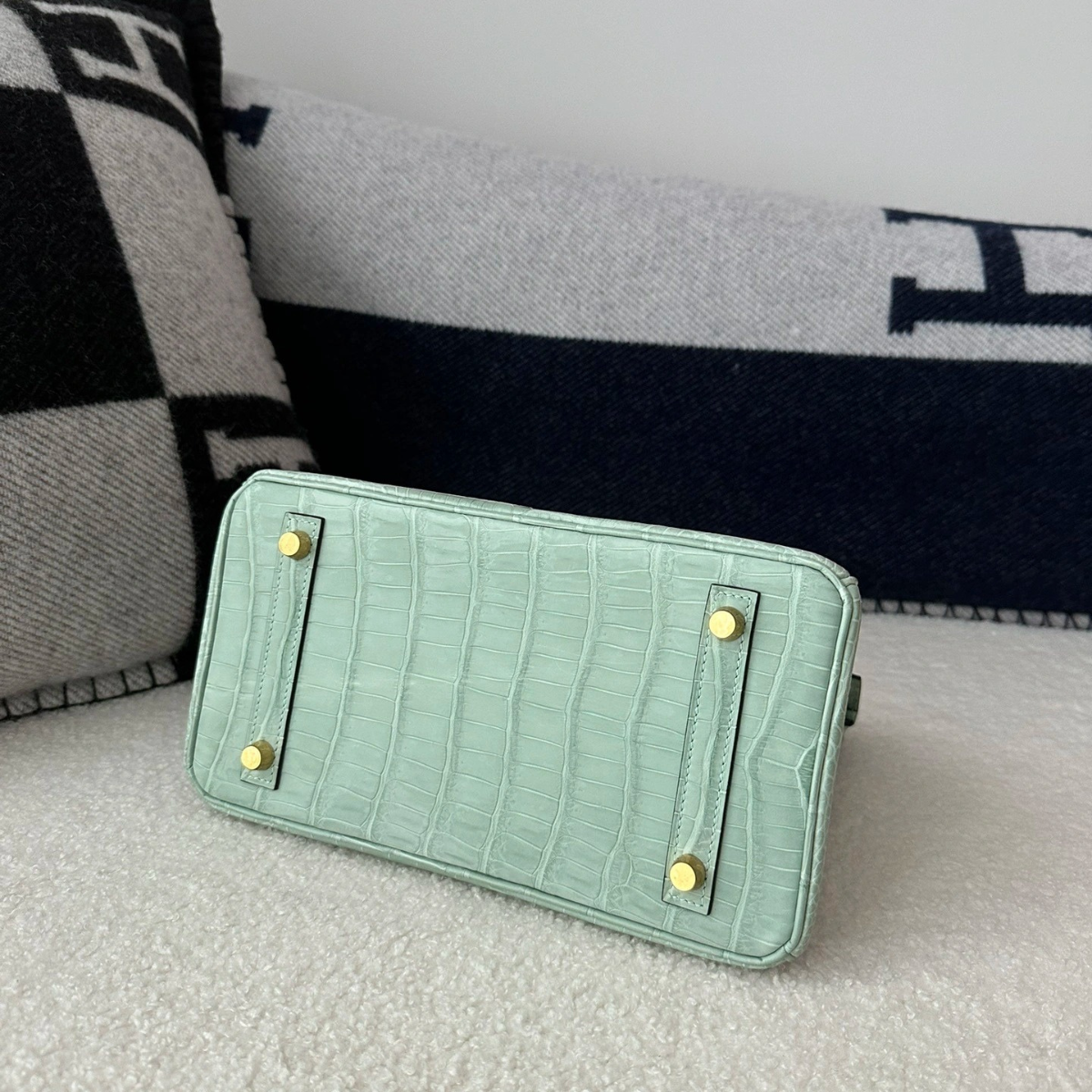 HERMÈS SET – KELLY 28 VERT D’EAU ALLIGATOR LIMITED EDITION & ORAN SANDALS GREEN